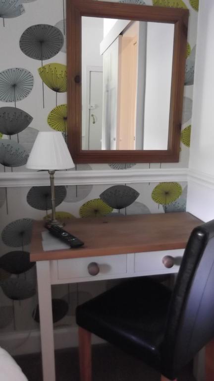 Lyndhurst Guest House อัลเวอร์สตัน ภายนอก รูปภาพ