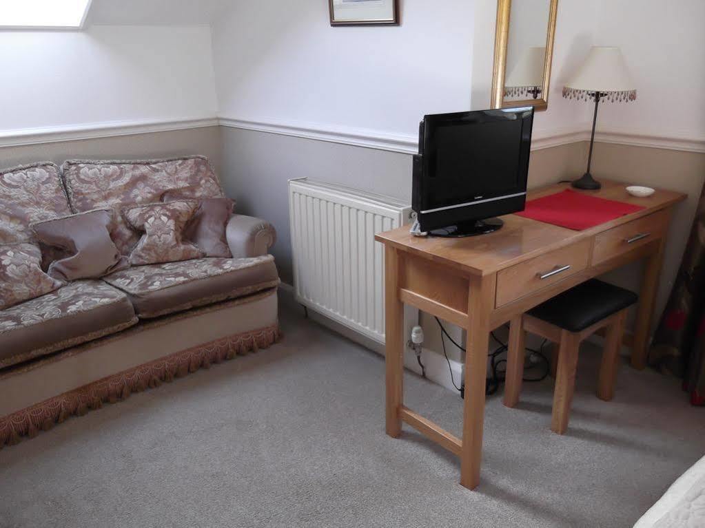 Lyndhurst Guest House อัลเวอร์สตัน ภายนอก รูปภาพ